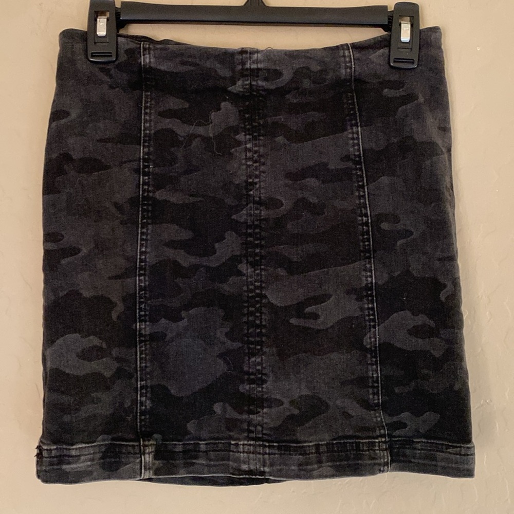 Free People, size 6, camouflage mini skirt with zipper in the back